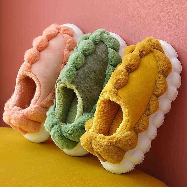 Nuevas pantuflas de algodón esponjosas tostadas de invierno para mujer, bonitos zapatos de casa con pompón para hombre, pantuflas cálidas de suela gruesa para interior, diseño de Eva J220716