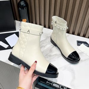 Nuevas botas de suela plana para mujer Diseñador de lujo Color clásico Hardware de perlas Letra electrochapada Martin Botas Suela grande de goma Antideslizantes Botines duraderos para mujer