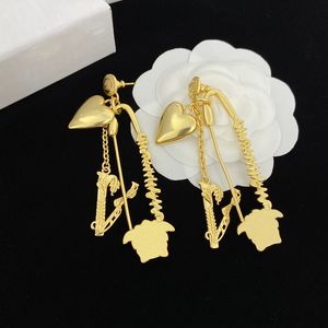 Nuevos pendientes de aro para mujer, joyería de diseñador, pendiente para mujer, moda urbana, pendientes con forma de corazón dorado, accesorios para damas D2210208F