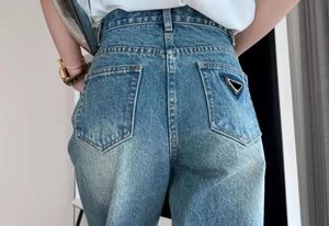 Nouveau Femmes Jeans Designer Pantalon Avec Budge Lettres Style De Mode Pour Dame Mince Denim Pantalon Longue Ligne Droite Bleu Vintage Jean Classique Vêtements A01