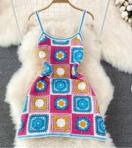 Nuevo vestido corto sexy para mujer, diseño a la moda, con tirantes finos, tejido a crochet, floral, calado, para vacaciones en la playa