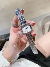 Nieuwe luxe horloge van dameskwartsbeweging Fijne stalen kas band Shell Dial 30mm
