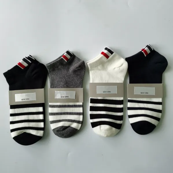 Chaussettes à bouche peu profonde pour femmes Quatre barres Chaussettes asymétriques de style japonais Chaussettes simples à rayures College Style Eye-to-Eye Chaussettes à la mode