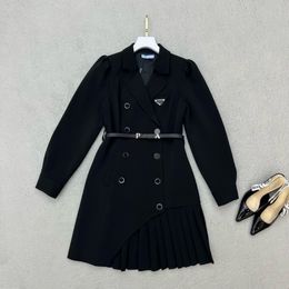 Nouveau costume pour femme robe plissée avec double boutonnage simple côté plissé design bouton lettre logo robe jupe plissée minimaliste noire et blanche