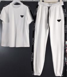 Nieuwe dames tracksuits Triangle Brand Casual Sports Suit T-shirt broek 2-delige set Pure Cotton Designer Tracksuits
