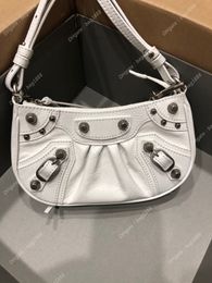 Nouvelles femmes sac sous les bras designer mode cuir craquelé pli rivet chaîne une épaule diagonale croissant boulette sac