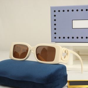 Nieuwe dameszonnebril Vierkante zonnebril Groot frame brildubbele letter uitgehold ontwerp mevrouw herenzonnebril Bijpassende doos Modetrend UV400 merkbril mannelijk