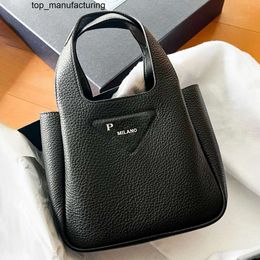 Nouveau panier pour femmes Triangle Designer Sac authentique pochette en cuir Luxurys sac à main noir boutique masculine