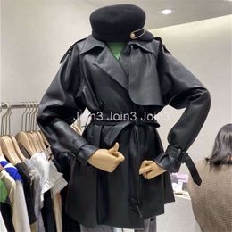 Nieuwe dames coole mode draai kraag losse retro vleugels pu lederen medium lange jas casacos
