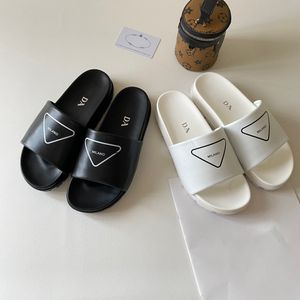 Nouvelles femmes hommes caoutchouc diapositive triangle sandales de mode pantoufle extérieur sandale plate 10a chaussure de créateur de haute qualité pantoufles de plage d'été diapositives en cuir de luxe