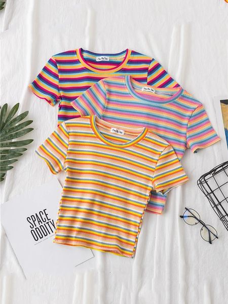 Nueva camiseta a rayas de arcoíris para mujer, camiseta ajustada ultrafina, camiseta Harajuku, camiseta coreana de manga corta de verano, top para mujer 240227