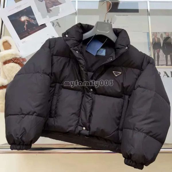 NOUVELLES VESORES COURTES COURTES FORMES MOTEURS DOWN FILLES D'HIVER FILLES TRENDIES PARKAS MÉTAL Triangle LETTRE MODE AUTOPORABLE VELLE DE PUCHET DE LA PUCHET DE LA PUCIER S-L FEMMES 64