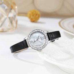 Nouvelle montre pour femme lumière de luxe à la mode style Instagram élégant et unique quartz incrusté de diamant Beimu Ka montre pour la maison femme cadeau rouge