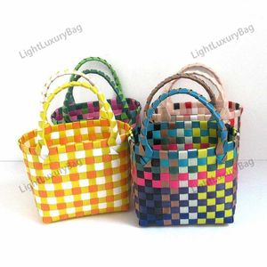 Nouveau sac tissé petit sac carré en plastique tissé à la main sac coloré petit panier Photo jumelé avec sac de plage sac pour femmes