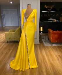 Nuevos vestidos de noche amarillos Sheer Jewel Neck Lentejuelas satinadas Con cuentas Vestido largo de fiesta de sirena Tren de barrido Vestidos formales árabes 277F