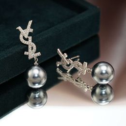 Nouvelle perle de zircon avec une aiguille légère et sier personnalisée de petites boucles d'oreilles de style parfumées