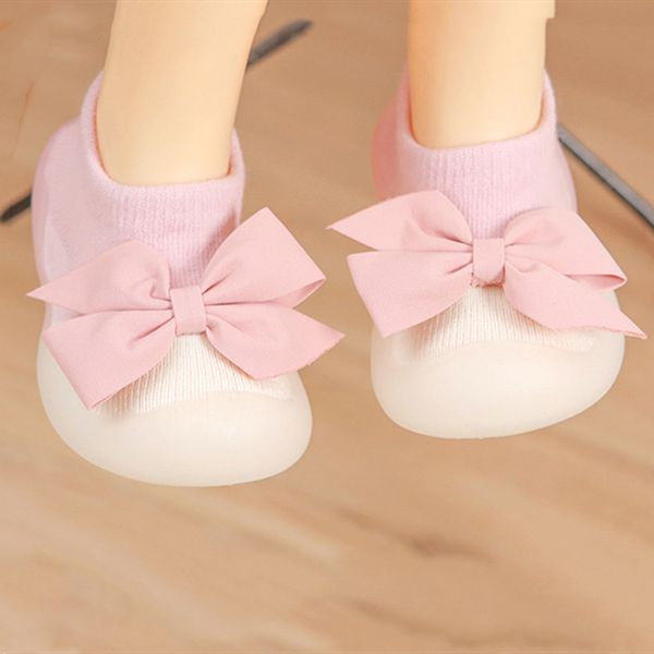 Zapatos de bebé recién nacido, calcetines antideslizantes con patrón bordado, suela de goma suave para niñas, botines para niños pequeños, zapatillas de deporte para niños