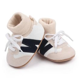 Chaussures pour nouveau-né avec lettres de dessin animé, baskets en cuir mignonnes pour bébé garçon et fille, chaussures de berceau à semelle souple, chaussettes pour premiers marcheurs de 0 à 18 mois