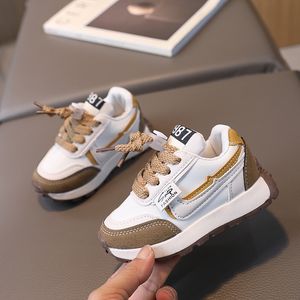 Lente lederen tennisschoenen eerste wandeling zachte zolen baby peuter sneakers voor jongens meisjes 2024 atletische outdoor trainers instapper kinderen casual schoenen maat 21-30