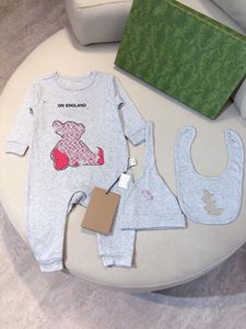 Pasgeboren ontwerper Baby Jumpsuit 3-delige set korte mouwen katoenen jumpsuit voor kinderkleding, brief bedrukte babyklimpak voor meisjes Bib Hat Maat 3M-12m 90