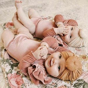 Pasgeboren baby babymeisjes Bodysuit kleding RUCHTER RUFFEN Lange mouw O-Neck Solid Color Herfst Warme outfits G220521