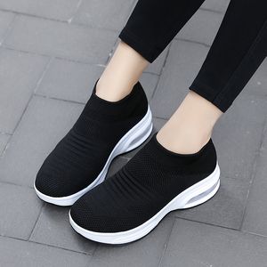 La más nueva llegada zapatos transpirables de malla para mujer estudiante casual mujeres blanco púrpura negro rosa cojín ligero corriendo calcetines de fondo suave