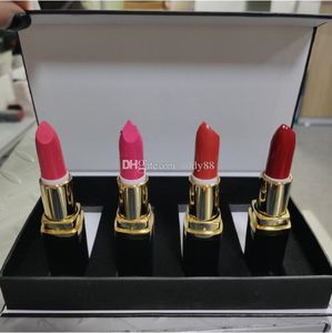 C Famoso maquillaje Lápiz labial mate 4 colores tubo negro Lápices labiales de terciopelo impermeables de larga duración 4pcs / Set