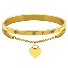 Date Classic Designer Luxurys Ewelry pour femmes Bracelet Classique Nouveau Fermoir coeur en acier inoxydable Pendentif Bracelet Festival Cadeaux