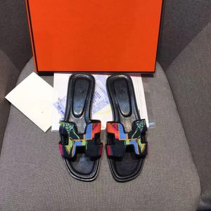 Los más nuevos clásicos Zapatos de mujer Zapatilla de alta calidad Sandalias planas de cuero Diapositivas de moda Diapositivas de goma Damas de playa Zapatillas de mujer Mulas con caja G220