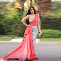 Los más nuevos vestidos de noche de un hombro en contraste, vestido de celebridad de sirena con lentejuelas plateadas, sobrefalda rosa, ropa Formal árabe de Dubái para mujer