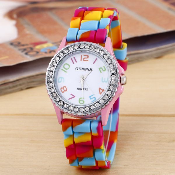 Date Cystal Femmes Genève Montres Diamant Cristal décoration Shell silicone Coloré camouflage Couleur bracelet Mode Quartz montre