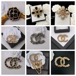 El más nuevo diseñador Broche 18K Chapado en oro Letras Broches de diamantes Pin Cristal de lujo Rhinestone Perla Broche Prendedores Encanto Unisex Flor Broches Regalos de fiesta