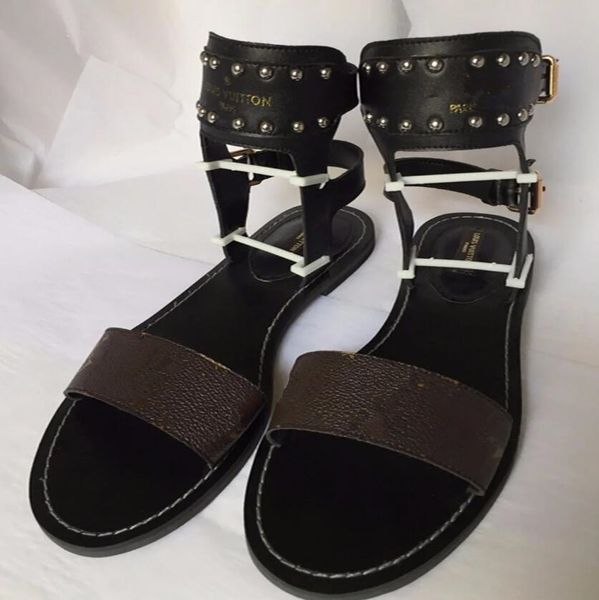 La más nueva moda Sandalias altas para mujer Remaches Carta Pies atados Zapatos de playa de cuero para mujer Zapatilla de tacón plano con fondo plano Chanclas de diseñador