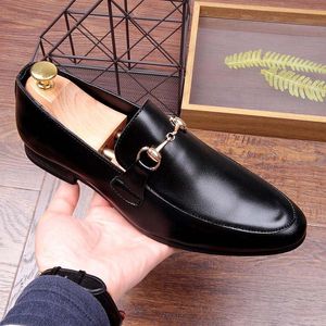 Los más nuevos hombres de la moda diseñador de lujo caballero punta puntiaguda zapatos casuales vestido de fiesta masculino zapatos de fiesta de boda Marca de lujo