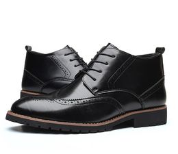 Les nouvelles bottes de luxe pointues pointues chaussures de créateur de cuir décontracté.
