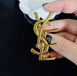 El más nuevo diseñador de lujo Marca Carta Broches 18K Chapado en oro Incrustación de cristal Rhinestone Joyería Broche Pin Moda Mujer Festival de bodas Accesorios para fiestas 20 estilos