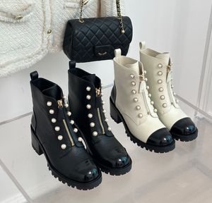 Nieuwste luxe ontwerper Chunky High Heel Women Short Boots Pearls Decor Front Zip Designer Real Leather Mixed Color Autumn Boots Dagelijkse comfortabele laarzen kanaal