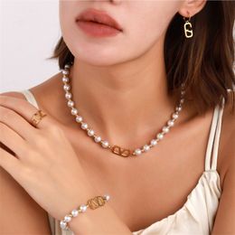 Nieuwste luxe designer parelarmbanden Elegante mode 18K vergulde V-letters Damesketting Oorbellen en ring Prachtige sieradenset Accessoires met merkdoos