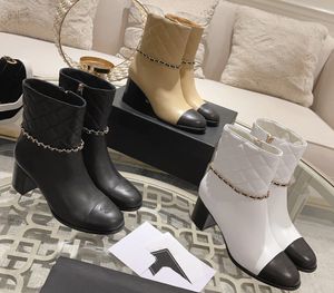 Mujeres de diseño de lujo más reciente botas cortas Toe redondeo tacón grueso Naturaleza de alta calidad Cadena de metal de cuero Posquy de moda de la moda de la calificación.