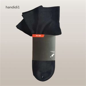 Chaussettes pour hommes et femmes, en coton de haute qualité, polyvalentes, classiques, lettres de cheville, respirantes, noires et blanches, chaussettes de football, de basket-ball, de Noël, t1