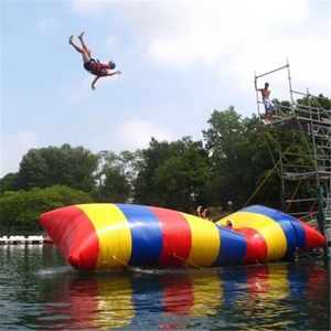 Juegos al aire libre más nuevos personalizados 8x3m Agua inflable Jump Jump Pillow Sports Bag Jumping Trampoline Catapulta Equipo de entretenimiento de verano Globo