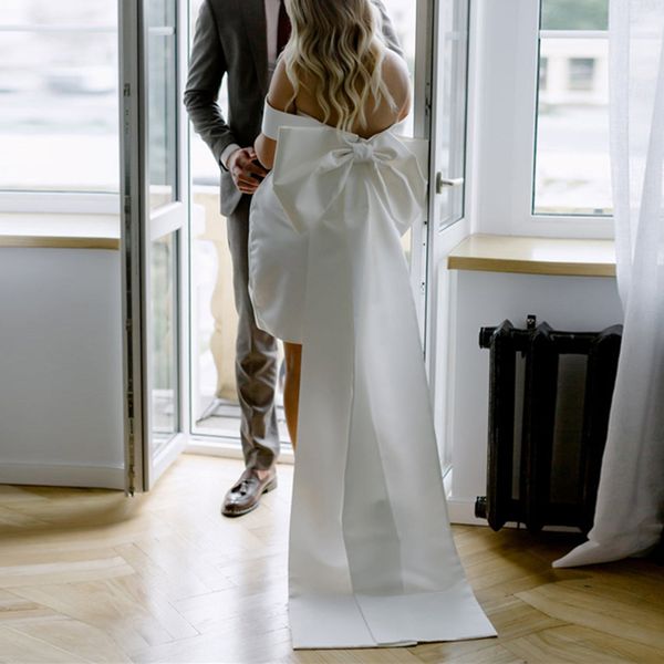 El más nuevo vestido de novia corto 2024 Litter Vestidos de novia blancos fuera del hombro Sin espalda Gran arco Satén Vestidos de fiesta de novia Vestidos de playa de verano De Novias