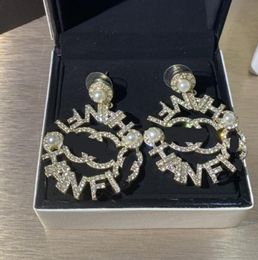 Los más nuevos diseñadores de lujo simples Pendiente Stud Carta Mujeres famosas Moda Pendiente Banquete de boda Jewerlry Alta calidad 18 K chapado en oro 20 estilo