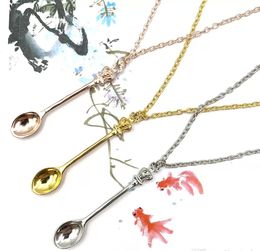 Nieuwste snuff snorter sniffer power lepel mini thee was was oliebegaf mode vintage stijl Alice Wonderland Crown geïnspireerde metalen hanger ketting