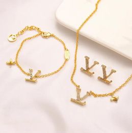 Pendientes de marca de estilo más reciente diseñadores de letras Pulseras para la oreja de la oreja de 18 quilos de oro arete geométrico de cristal chapado en oro para la fiesta de bodas Jewerlry Accesorios