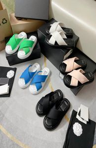 Les plus nouvelles femmes Mules Cross Sandales Sandales imprimées en peau d'agneau blanc noir extérieur de causalité sandale d'été de luxe Luxury Fashion Lames4855555