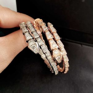 Les bracelets en bulgarment nouvellement conçus se vendent comme des gâteaux avec un serpent en diamant complet avec une boîte de logo originale bvilgarly