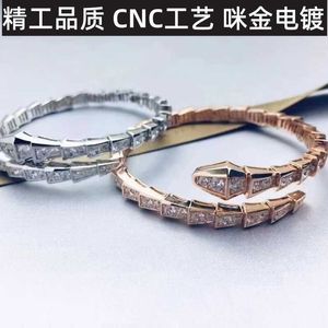 Les bracelets en bulgarmage nouvellement conçus se vendent comme un bracelet de serpent élevé de gâteaux pour les femmes à la mode en or et avec un logo original Bvilgarly