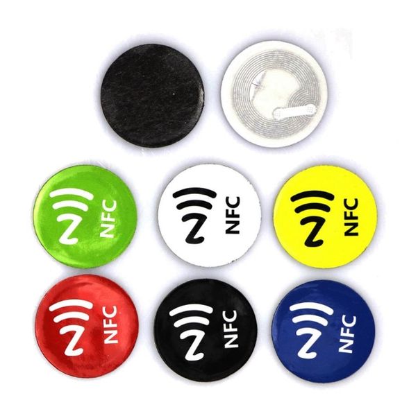 Etiqueta adhesiva NFC Etiquetas antimetal Mini etiqueta pequeña NFC 213 ISO14443A 13,56 MHz Etiqueta para llave RFID Diámetro de tarjeta 30 mm Insignias adhesivas PET 6 colores / juego
