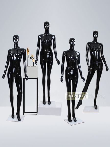 Características faciales NICE Maniquí de mujer negro brillante Modelo de cuerpo completo Fibra de vidrio a la venta